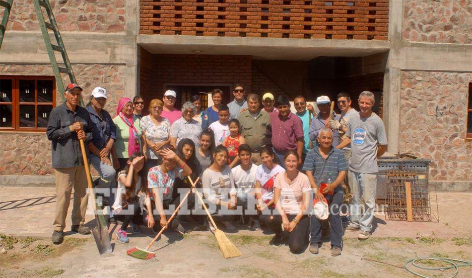 Un alto en la jornada para compartir un refresco y posar para la instant�nea de EL LIBERAL 