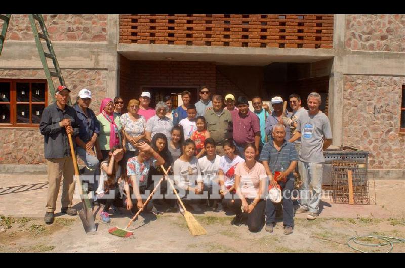 Un alto en la jornada para compartir un refresco y posar para la instant�nea de EL LIBERAL 