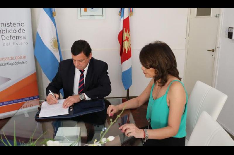 La firma del convenio fue realizada por el defensor general Dr Enrique Billaud y la coordinadora del Programa Kusi Kawsay y responsable del Área de la Mujer y de Género Silvia Roxana Méndez