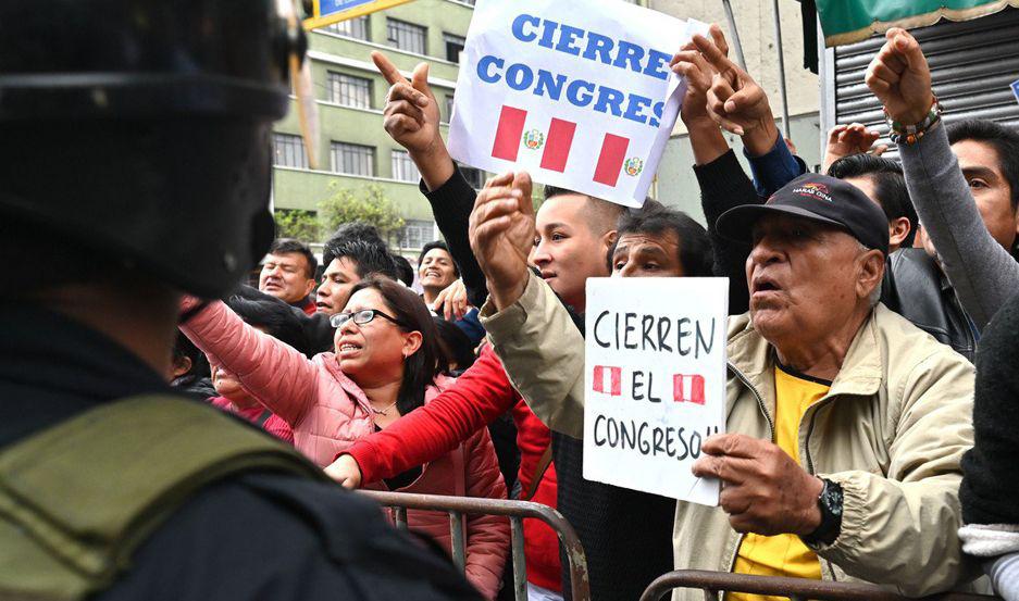 Choque de poderes en Peruacute tras el cierre del Congreso