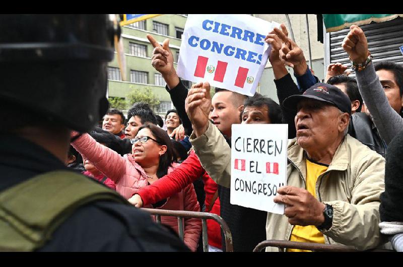 Choque de poderes en Peruacute tras el cierre del Congreso