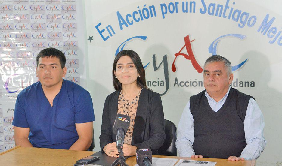 Los médicos veterinarios Pablo Lencina y Susana Carabajal junto al intendente de Pozo Hondo Jorge Bustos (derecha)