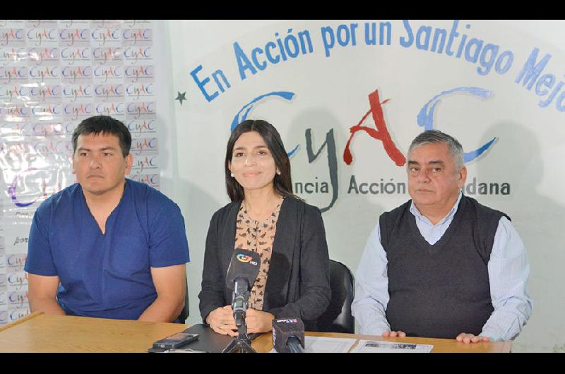 Los médicos veterinarios Pablo Lencina y Susana Carabajal junto al intendente de Pozo Hondo Jorge Bustos (derecha)