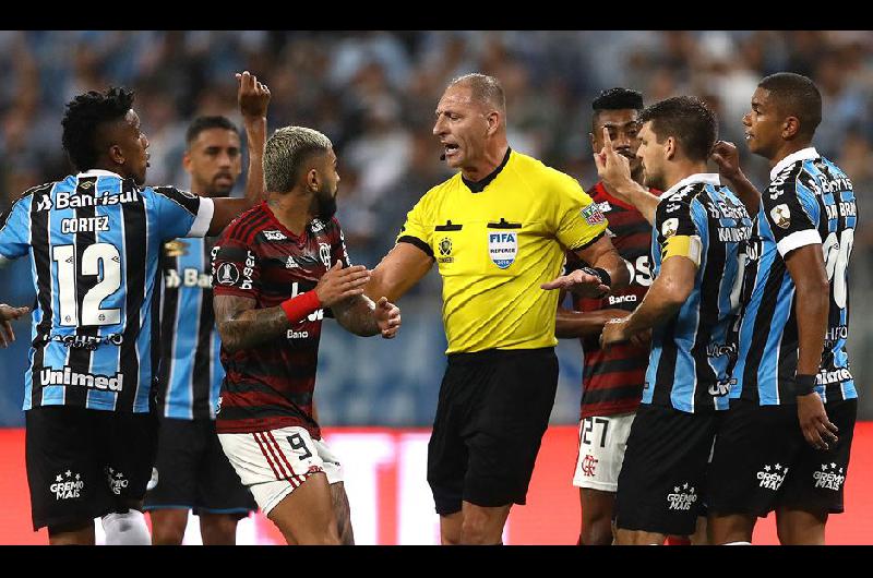 Miraacute los tres goles que Pitana le anuloacute a Flamengo ante Gremio en la otra semi de la Copa Libertadores