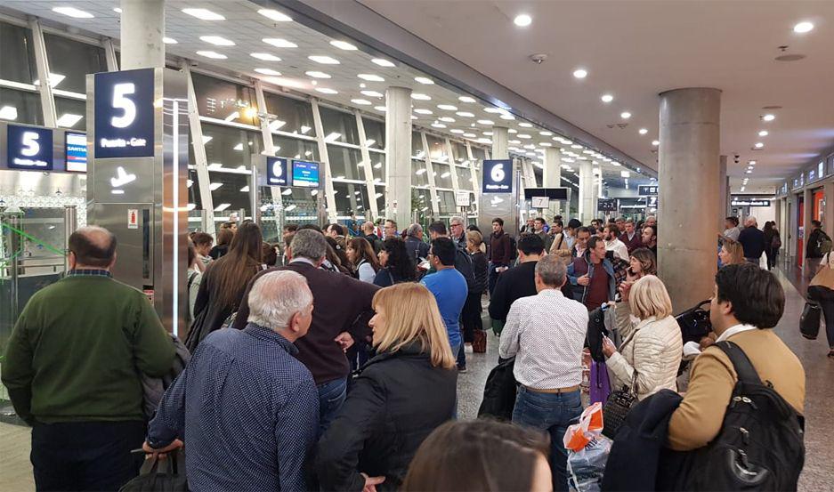 Santiaguentildeos varados en el aeropuero Jorge Newbery por paro de pilotos