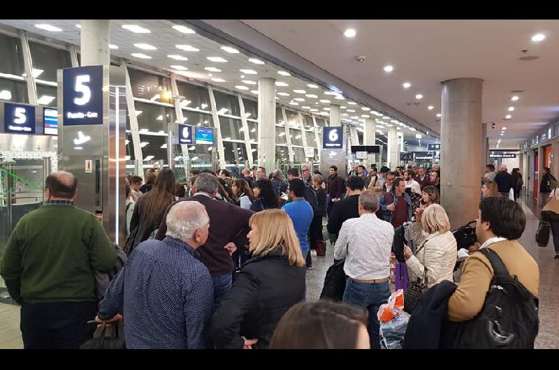 Santiaguentildeos varados en el aeropuero Jorge Newbery por paro de pilotos