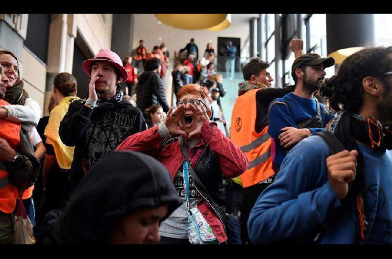 Activistas climaacuteticos ocuparon un centro comercial franceacutes