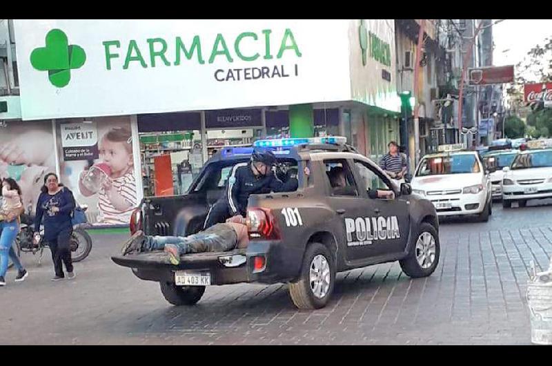 Miembros de la familia Ibaacutentildeez protagonizaron un escaacutendalo en pleno centro e hirieron a policiacutea