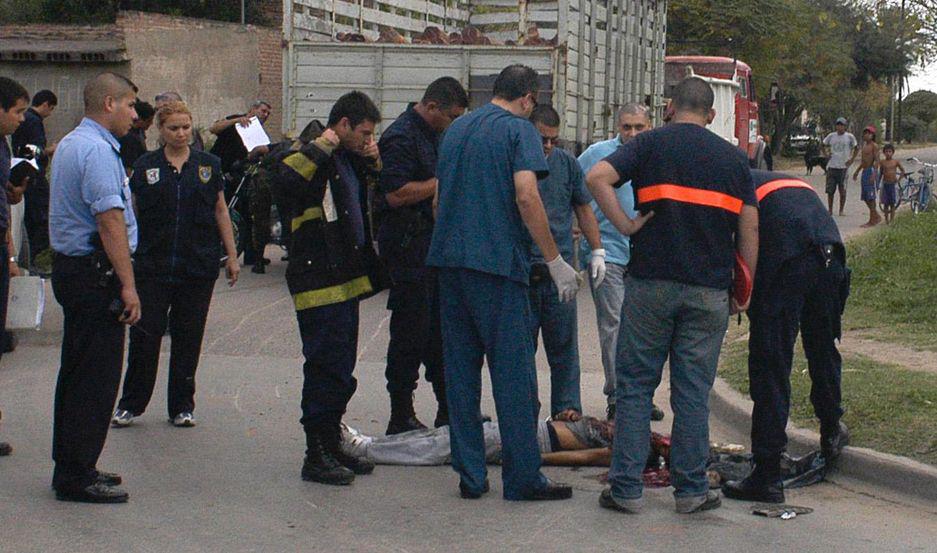 Dormiacutea en la calle ebrio y murioacute aplastado por un pesado camioacuten