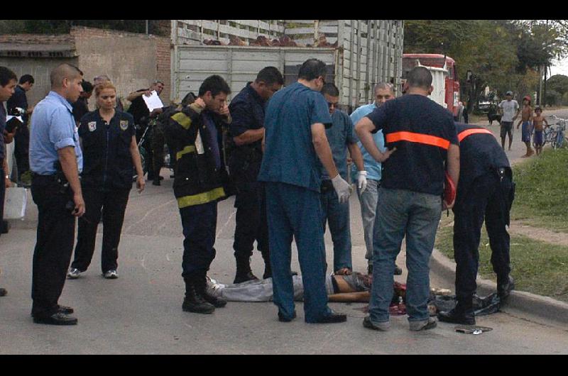 Dormiacutea en la calle ebrio y murioacute aplastado por un pesado camioacuten