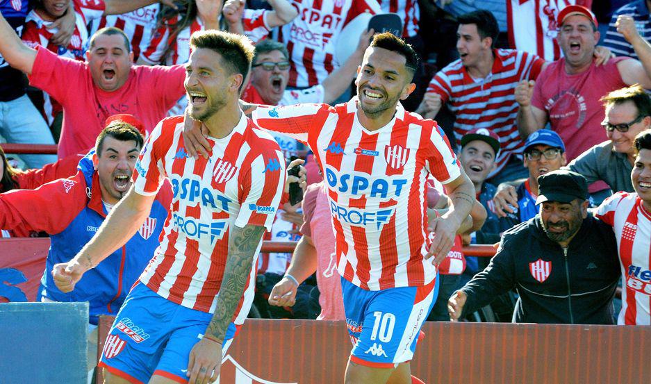 DELIRIO El delantero Nicol�s Mazzola festeja su gol de cara a una de las plateas del estadio de Unión que venció a Colón en el cl�sico de Santa Fe
