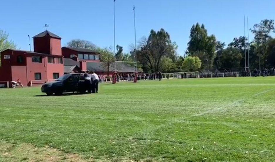 Se emborrachoacute y abandonoacute el auto en medio de una cancha de rugby