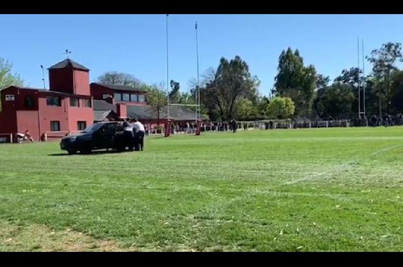 Se emborrachoacute y abandonoacute el auto en medio de una cancha de rugby