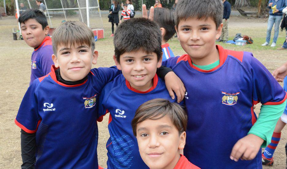 Encuentro de rugby infantil en cancha de Old Lions