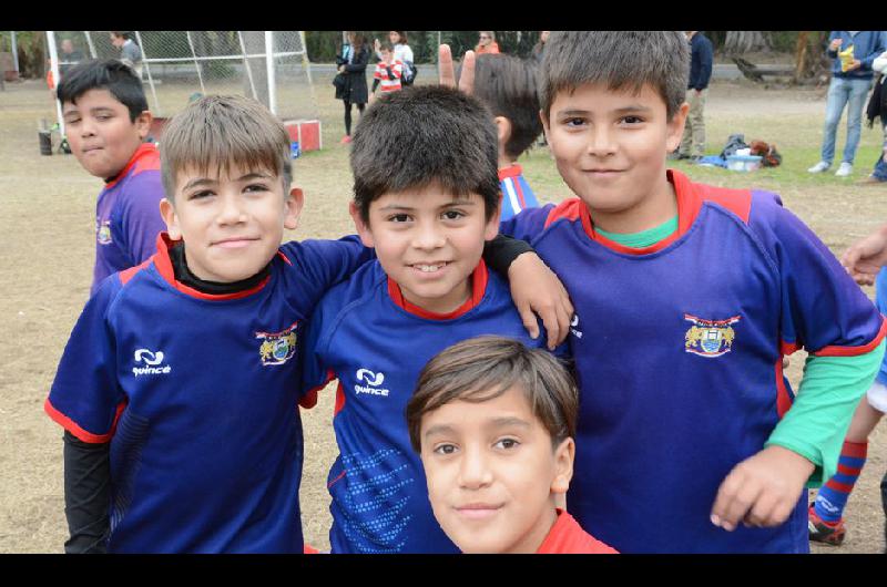 Encuentro de rugby infantil en cancha de Old Lions