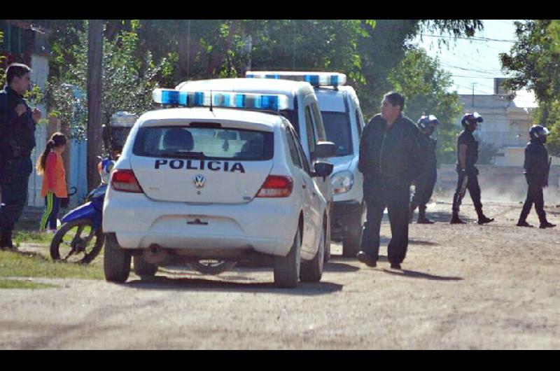 Dos peones proacutefugos por golpear a sus parejas a trompadas y cadenazos