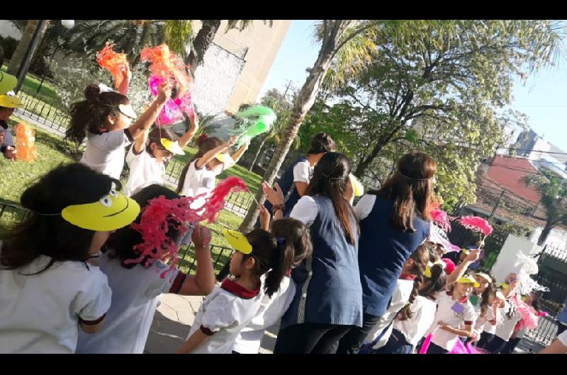 Los nintildeos del jardiacuten del Colegio La Asuncioacuten confraternizaron con sus pares del jardiacuten Nubecita