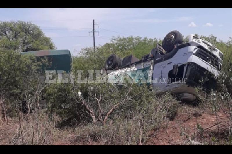 Ruta 21- camionero perdioacute el control volcoacute y el rodado quedoacute a 10 metros de la banquina