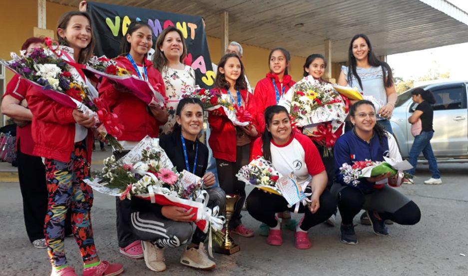 Las campeonas fueron recibidas por sus familiares y por la intendente