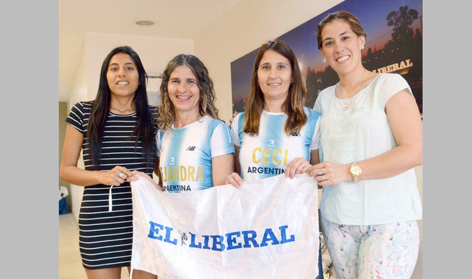 Atletas De izq a der Lucía Gerez Alejandra y Cecilia Barbaglia y Marcela Pereyra en su visita a EL LIBERAL para hablar del Maratón de Nueva York