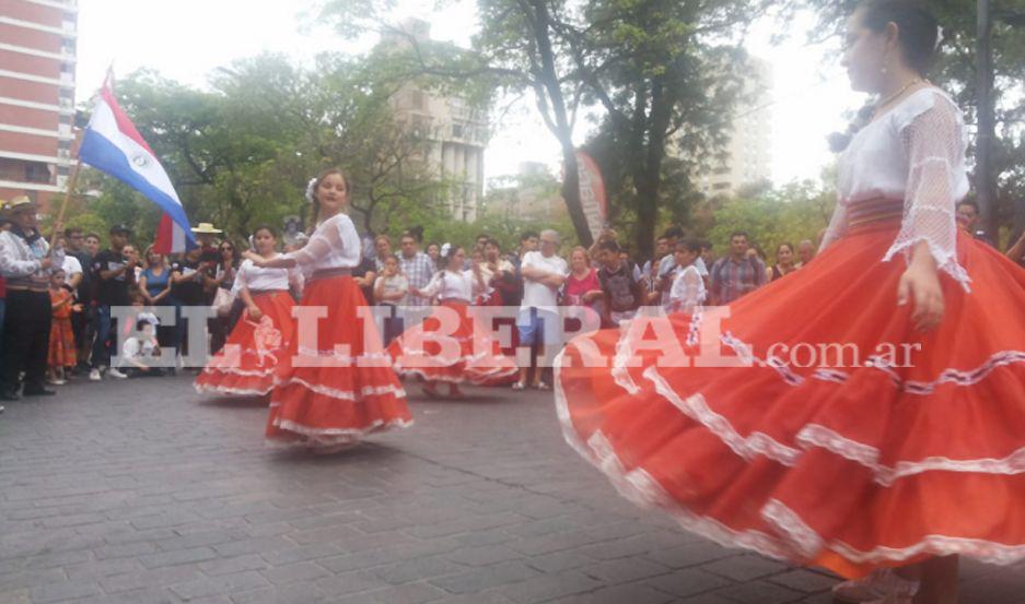 La delegación del Paraguay deleitó a los presentes frente al Palacio Municipal de Santiago del Estero