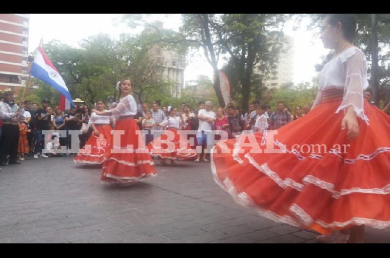 La delegación del Paraguay deleitó a los presentes frente al Palacio Municipal de Santiago del Estero