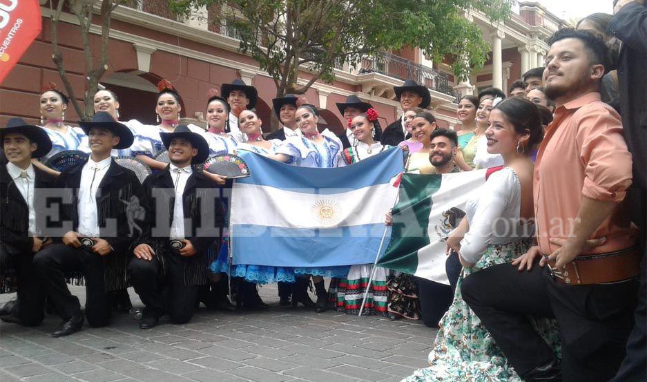 Miles de bailarines se congregaron en la plaza Libertad