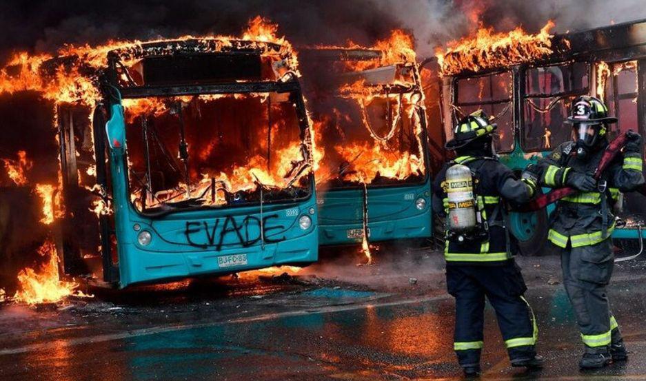 Pintildeera anula la suba del pasaje en el subte y establecen toque de queda en Santiago de Chile