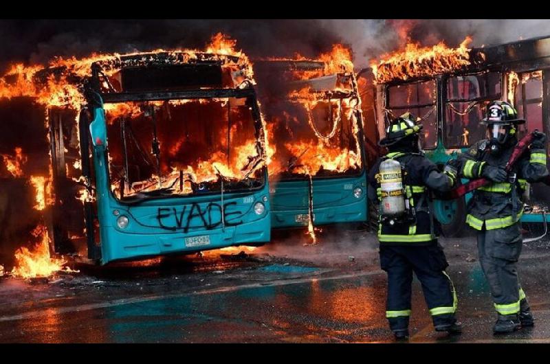 Pintildeera anula la suba del pasaje en el subte y establecen toque de queda en Santiago de Chile