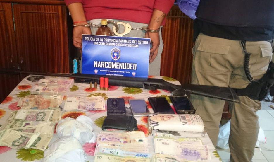 Los policías incautaron drogas dinero celulares y elementos de corte No lavaban mucho pero sí vendían marihuana