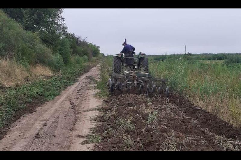 Tratan de mejorar la transitabilidad de los caminos en Cantildeada Escobar