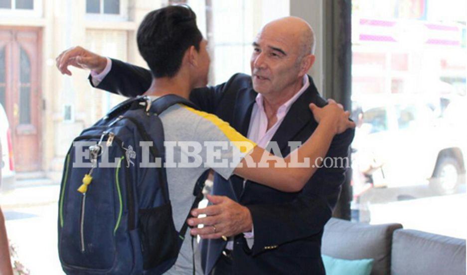 El candidato a presidente del Frente Nos recibe el saludo de los santiagueños Cierra su campaña nacional desde Suncho Corral