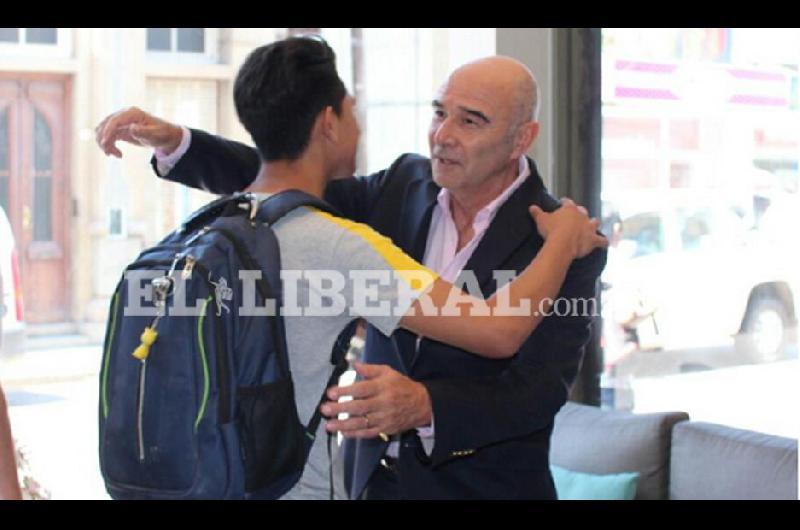 El candidato a presidente del Frente Nos recibe el saludo de los santiagueños Cierra su campaña nacional desde Suncho Corral