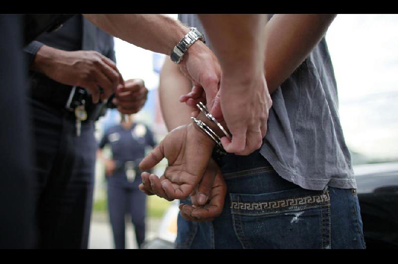 Un acusado de violencia de geacutenero fue detenido en el ingreso a la cancha de Guumlemes