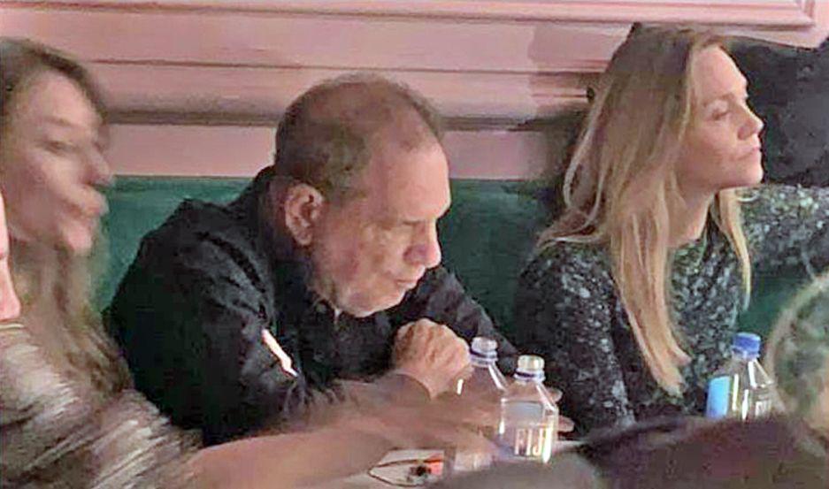 ldquoVioladorrdquo le gritaron a Harvey Weinstein en un club de Nueva York y hubo disturbios