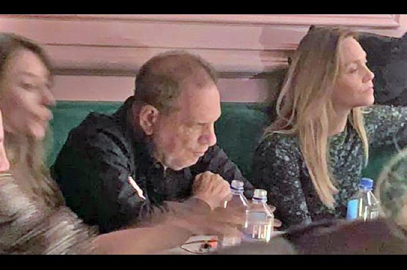 ldquoVioladorrdquo le gritaron a Harvey Weinstein en un club de Nueva York y hubo disturbios