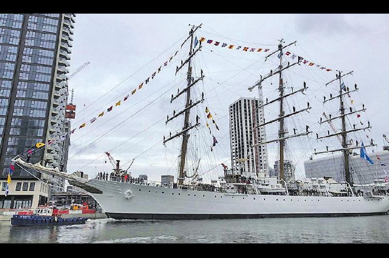 La Fragata Libertad amarroacute  en Londres luego de 17 antildeos