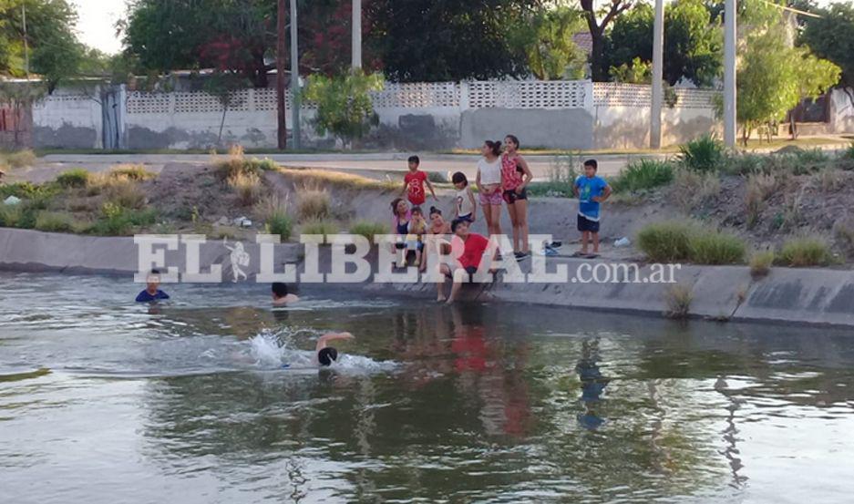 Los 41º de temperatura de la siesta obligaron a los vecinos de la zona norte de la Capital a internarse en las aguas del Canal San Martín