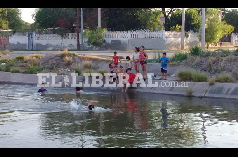 Los 41º de temperatura de la siesta obligaron a los vecinos de la zona norte de la Capital a internarse en las aguas del Canal San Martín