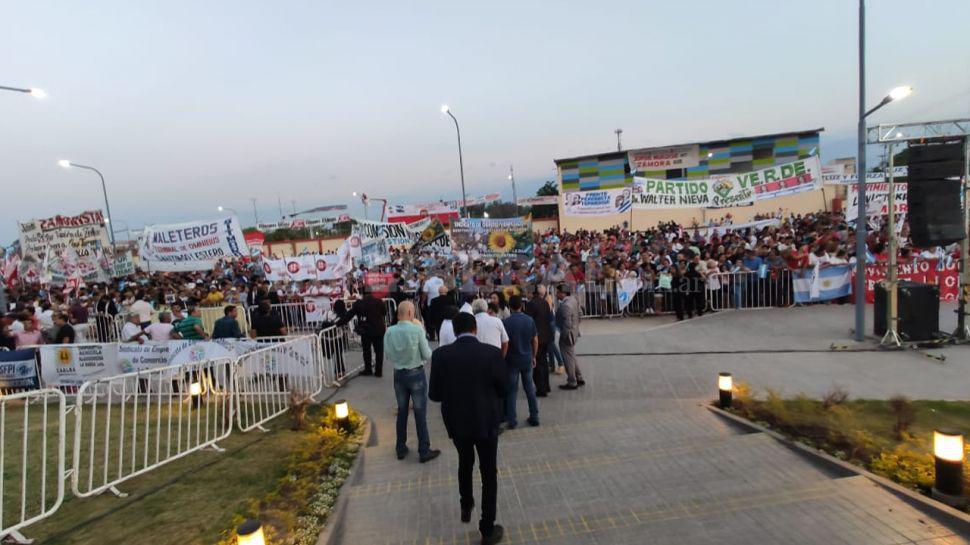 Las Termas- una multitud le dio la bienvenida a Alberto Fernaacutendez