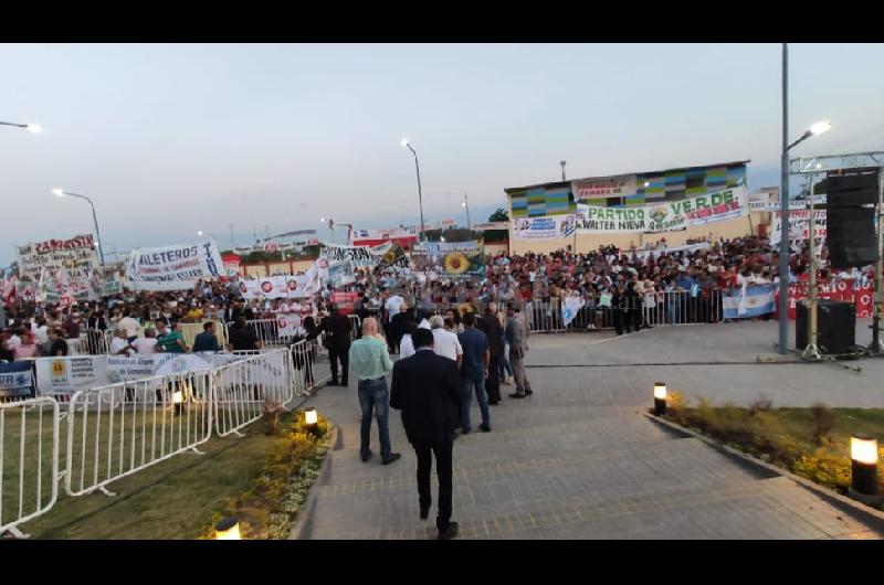 Las Termas- una multitud le dio la bienvenida a Alberto Fernaacutendez