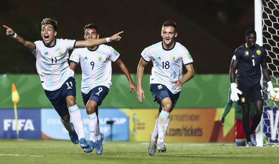 El santiagueño festejó con sus compañeros el gran triunfo