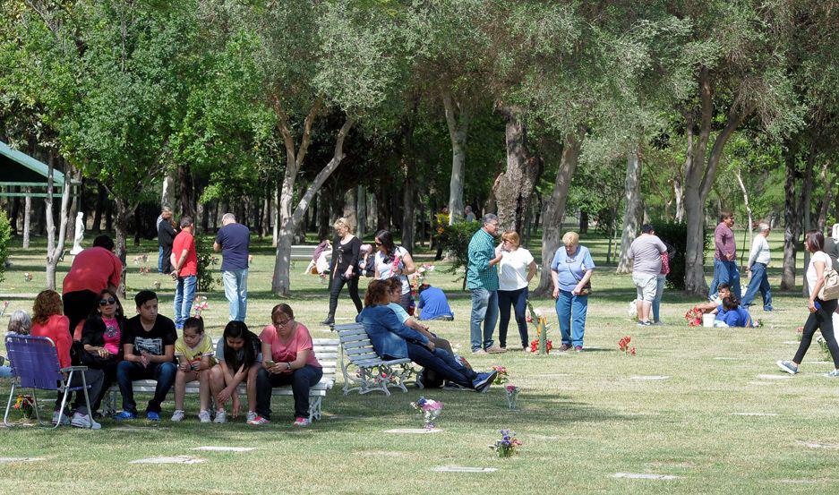 La Iglesia Catoacutelica de Santiago recordaraacute hoy a sus santos y mantildeana a los fieles difuntos