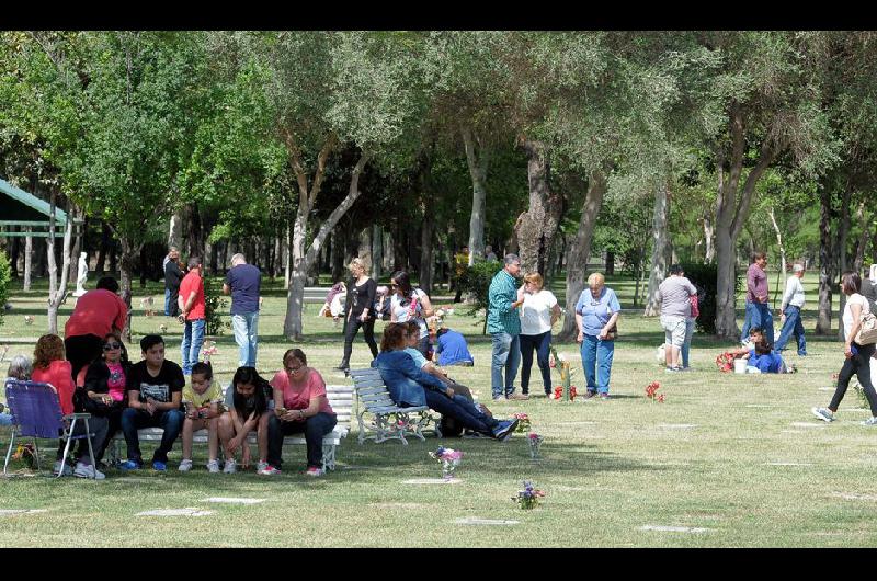 La Iglesia Catoacutelica de Santiago recordaraacute hoy a sus santos y mantildeana a los fieles difuntos