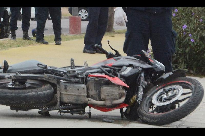 Cada vez maacutes motociclistas sin casco mueren en el traacutensito