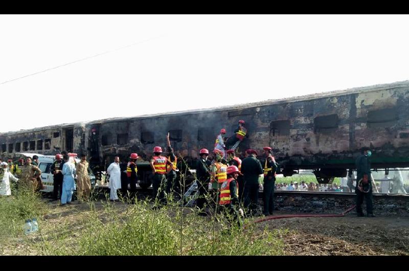 Explotoacute una garrafa de gas en un tren y provocoacute 73 muertos en Pakistaacuten