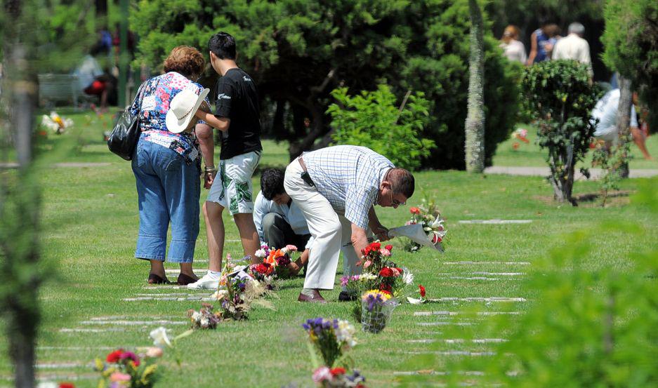 VIDEO  Diacutea de los Fieles Difuntos- iquestHay que ir al cementerio a visitar a nuestros seres queridos