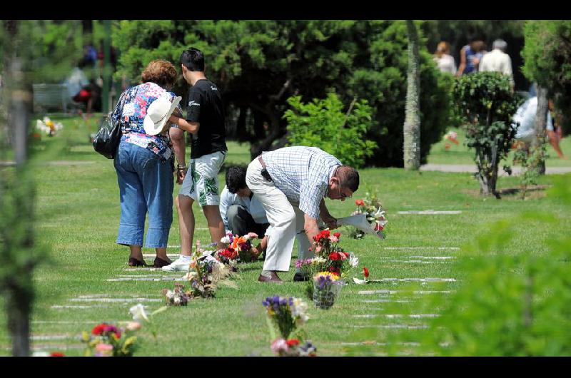 VIDEO  Diacutea de los Fieles Difuntos- iquestHay que ir al cementerio a visitar a nuestros seres queridos