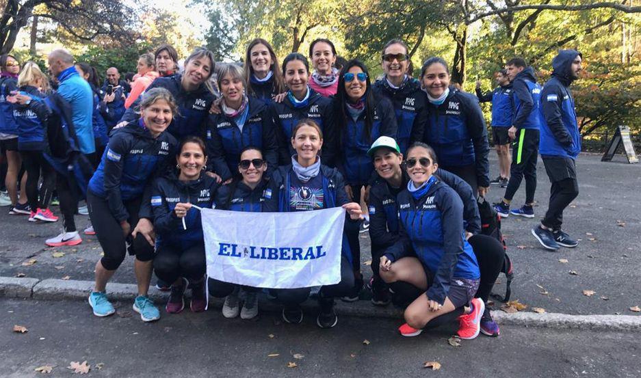 Un grupo de atletas santiaguentildeas representa al paiacutes en el Maratoacuten de Nueva York