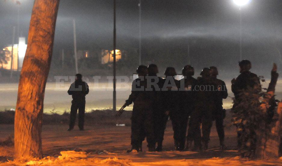 Un policiacutea recibioacute un balazo al intervenir en una pelea de bandas